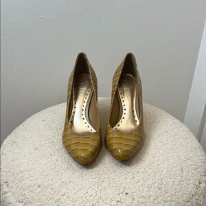 BCBG gold/yellow reptile textured Heels Elegant Design size 6.